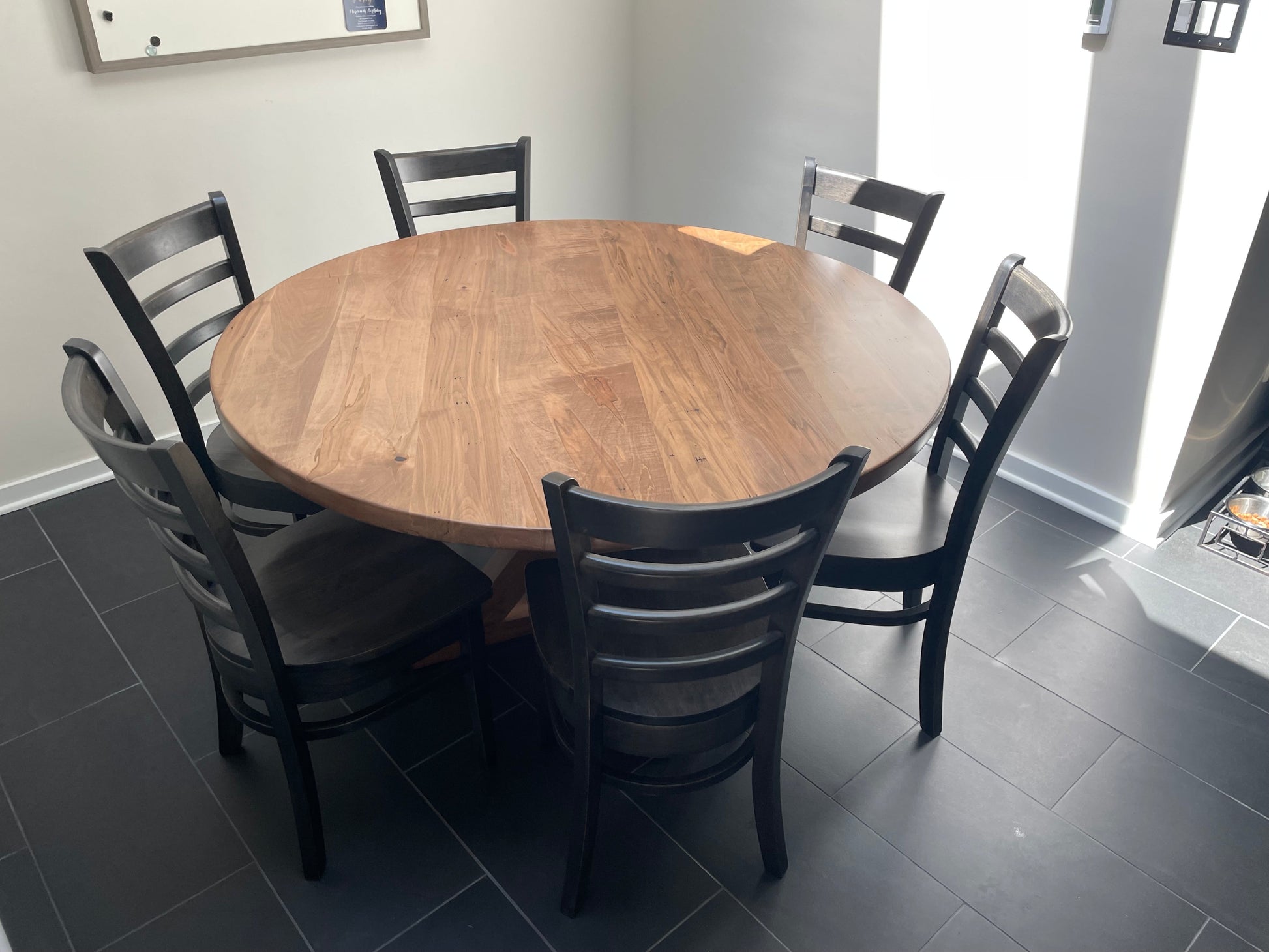 Round dining table
