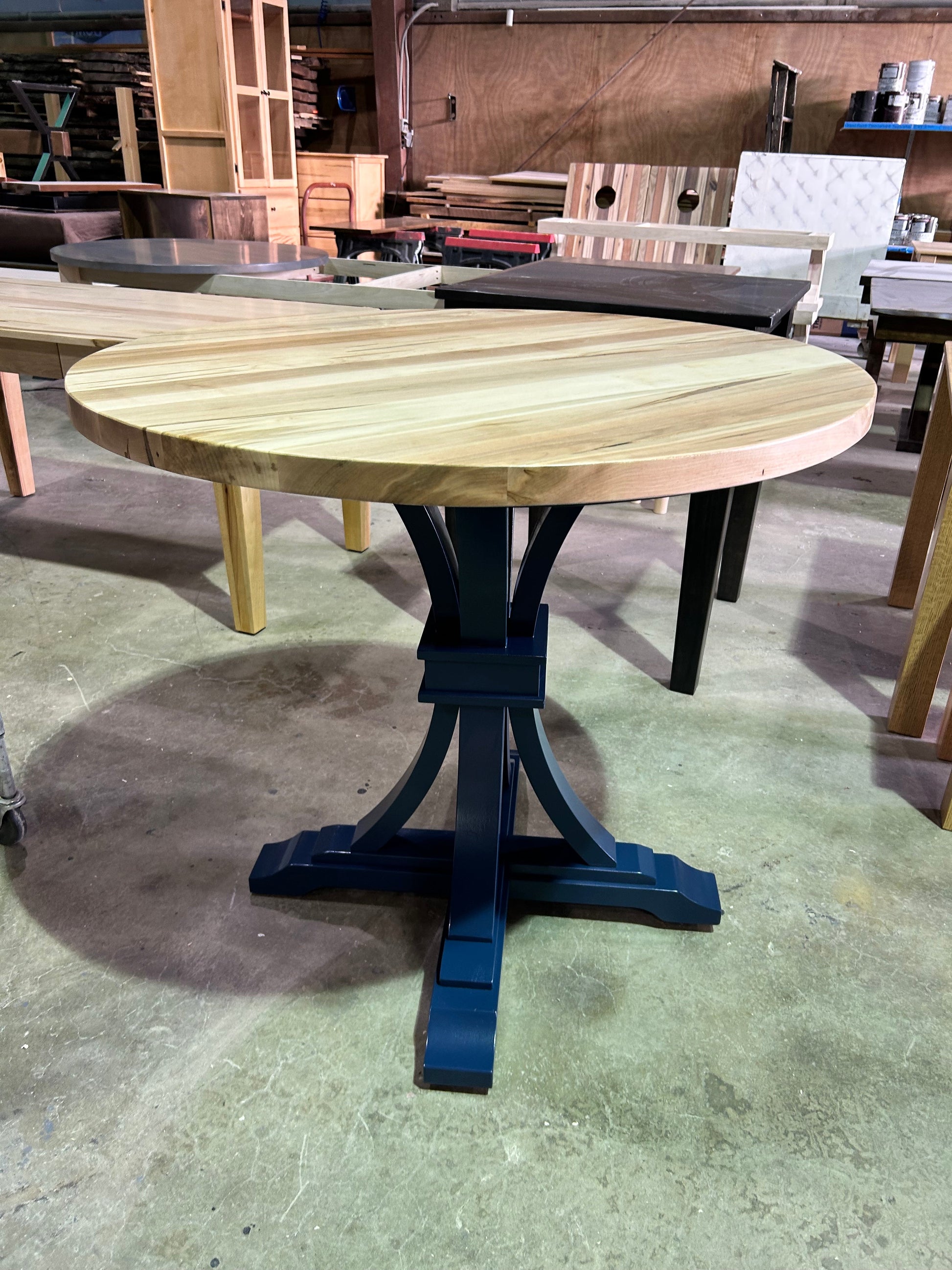 Round pedestal table