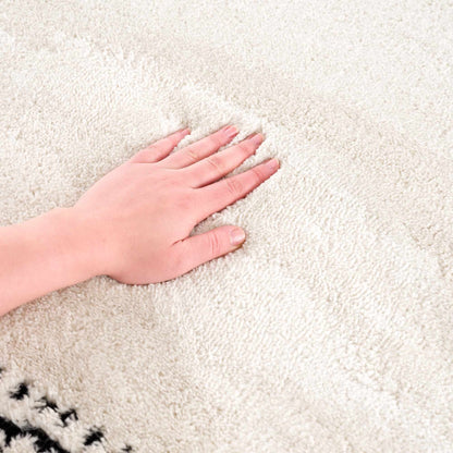 Modern Geometric Area Rug - Black and White Stylish Home Décor