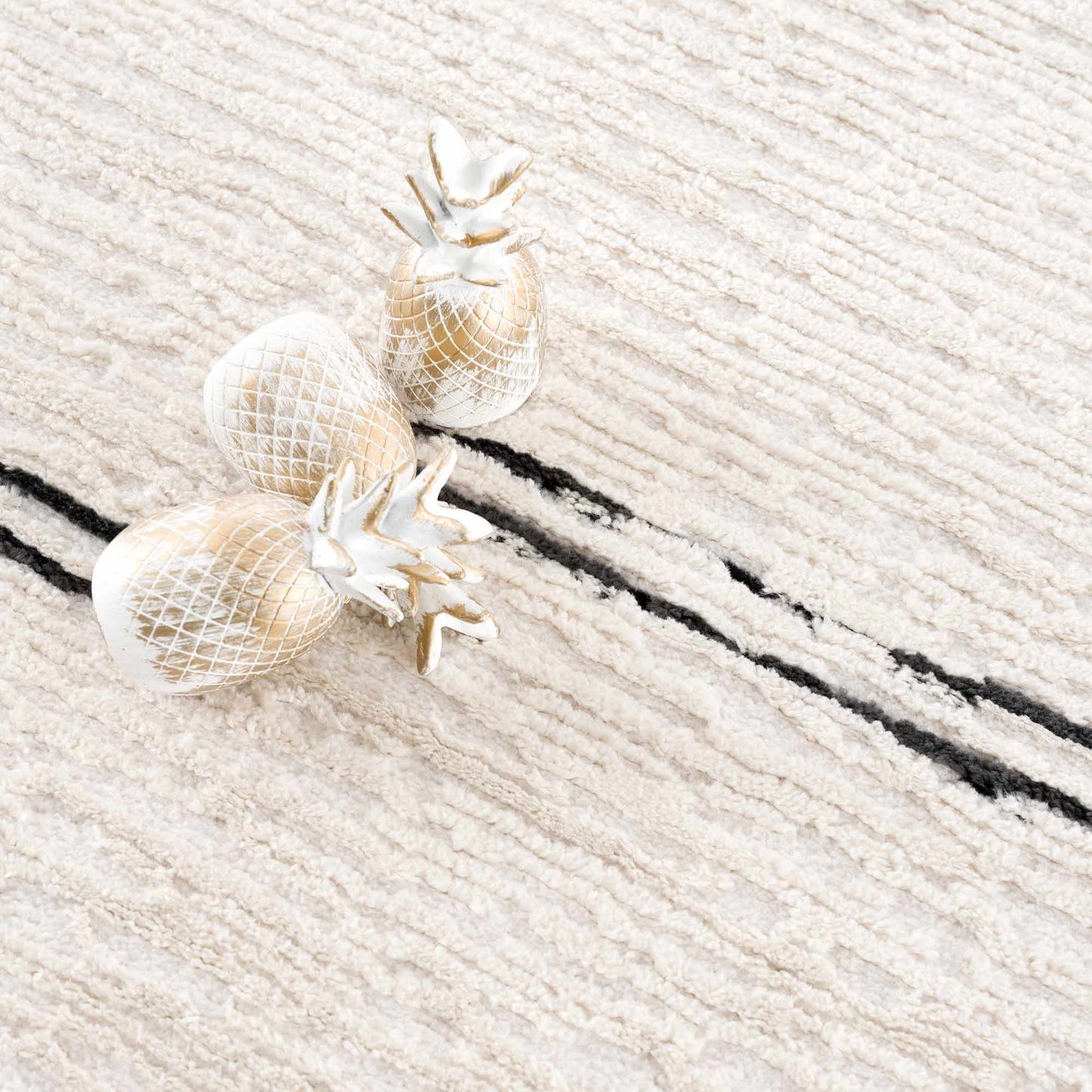 Striped Riad Rug with Tassels - Black and White Design
