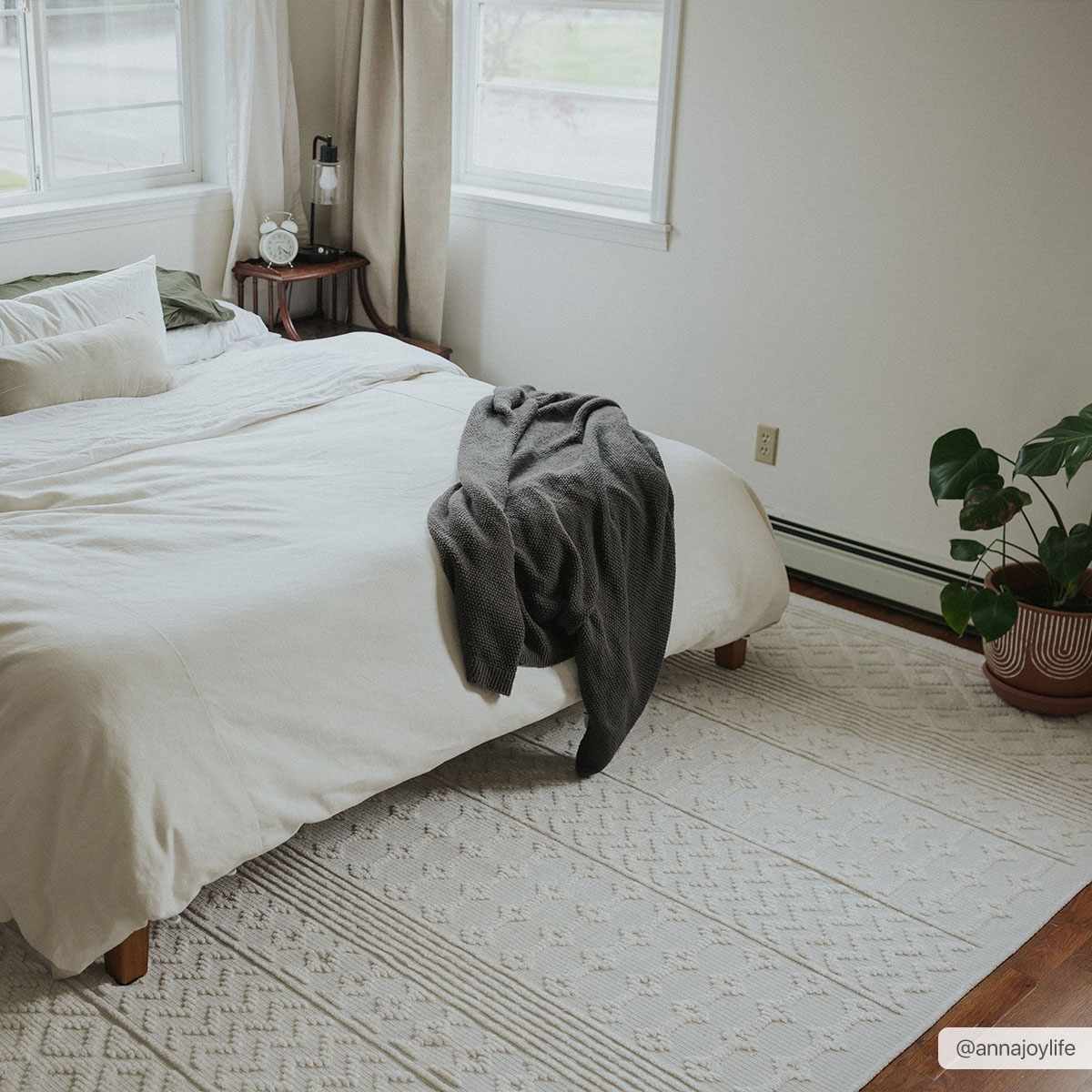 Washable White Area Rug - Stylish Drago Design for Modern Homes