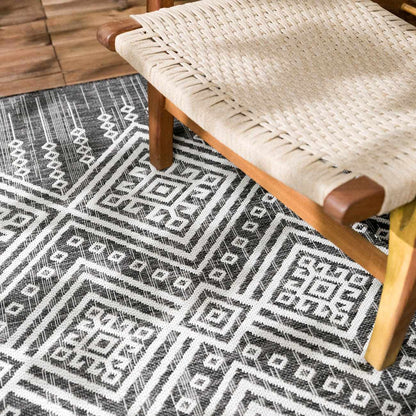 Frankville Performance Rug - Black and White All-Over Design for Stylish Interiors