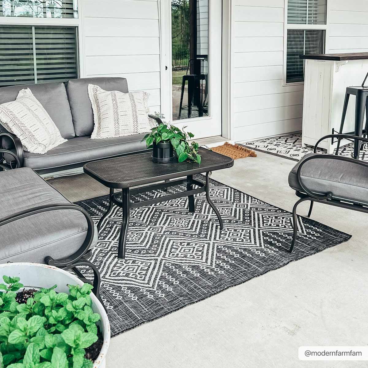 Frankville Performance Rug - Black and White All-Over Design for Stylish Interiors