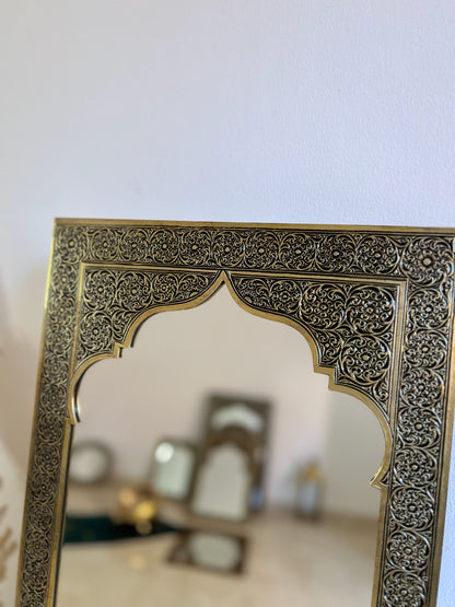 Miroir marocain en laiton doré gravé à la main