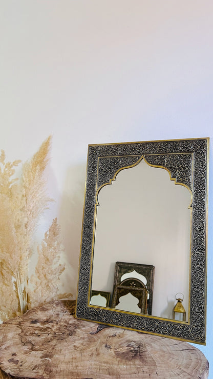 Miroir marocain en laiton doré gravé à la main