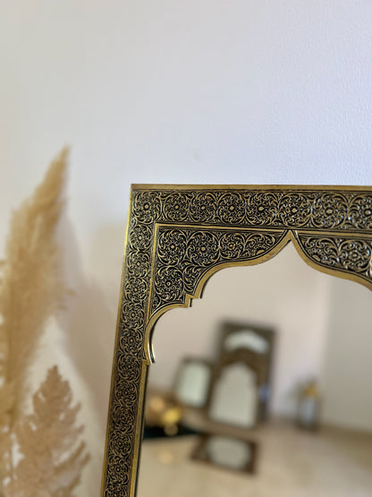 Miroir marocain en laiton doré gravé à la main