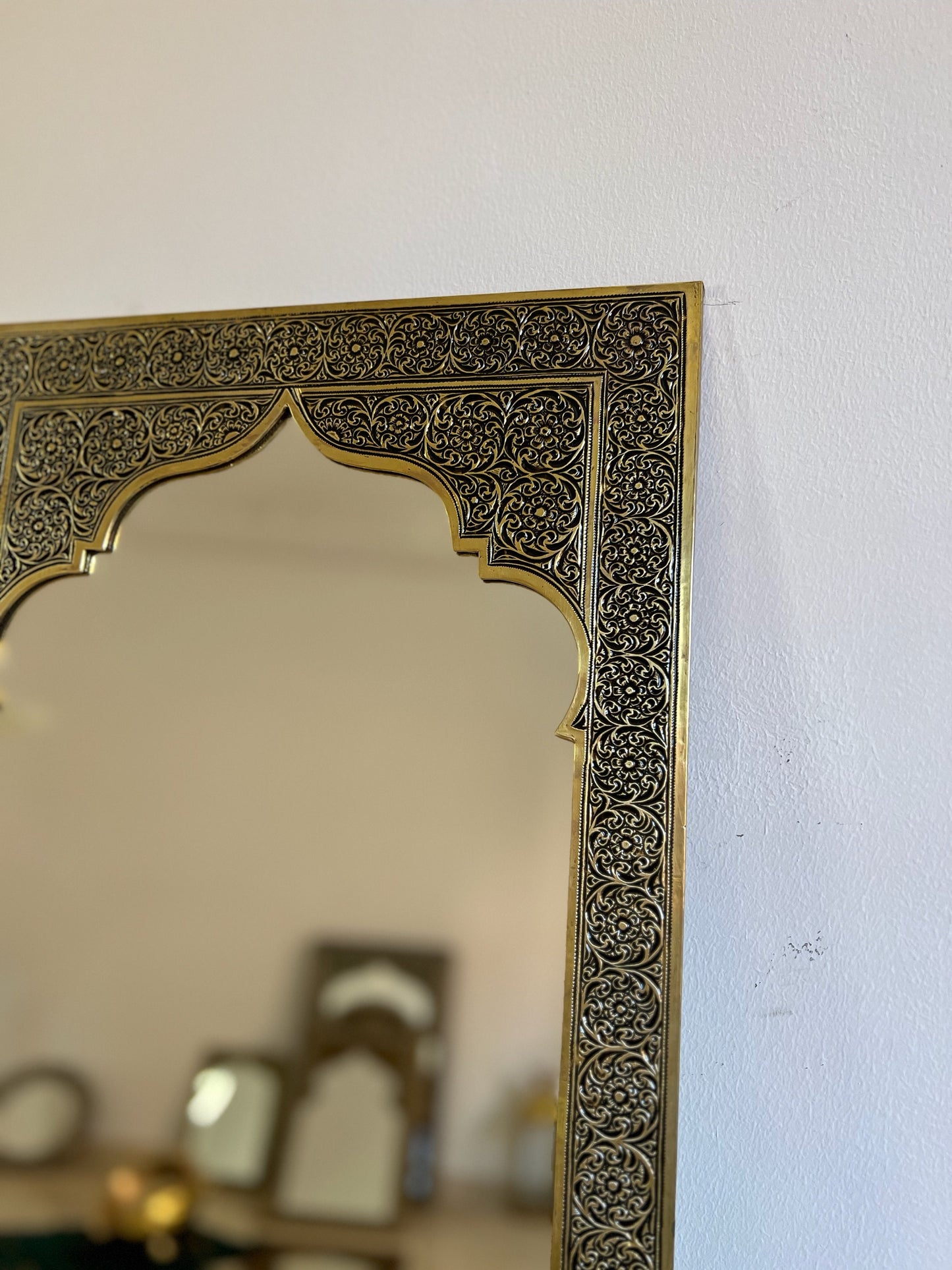 Miroir marocain en laiton doré gravé à la main